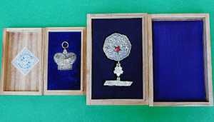 Lot 320 - 2 x Wooden Boxed Vintage Japanese medals inc WW2 Patriotic Womens Ass Lot 320 - 2 x Wooden Boxed Vintage Japanese medals inc WW2 Patriotic Womens Ass