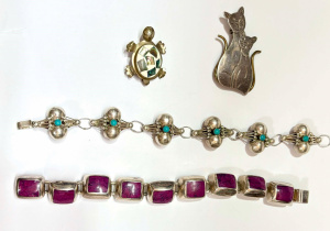 Lot 322 - 4 x pces Mexican silver jewellery - chunky bracelet deep pink agate st Lot 322 - 4 x pces Mexican silver jewellery - chunky bracelet deep pink agate st