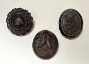 Lot 325 - 3 pces Victorian mourning jewellery - 2 carved Jet Brooches & carv Lot 325 - 3 pces Victorian mourning jewellery - 2 carved Jet Brooches & carv