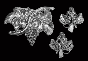 Lot 329 - Large Mexican silver grape & vine Brooch & pair grape & vi Lot 329 - Large Mexican silver grape & vine Brooch & pair grape & vi