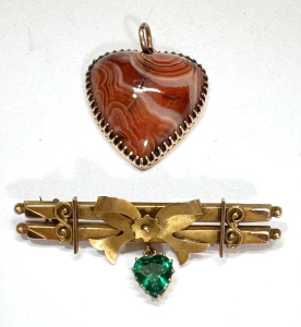 Lot 342 - 2 x pcs 9ct gold jewellery - c1900 bar brooch with green stone heart & Lot 342 - 2 x pcs 9ct gold jewellery - c1900 bar brooch with green stone heart &