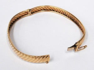 Lot 345 - 14ct ygold diagonally striped bangle - TW approx 13 5 grms Lot 345 - 14ct ygold diagonally striped bangle - TW approx 13 5 grms