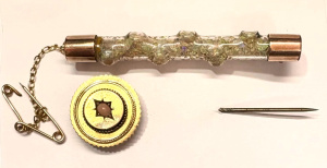 Lot 347 - 2 x pcs C1900 9ct gold jewellery - bar brooch featured opal specks &am Lot 347 - 2 x pcs C1900 9ct gold jewellery - bar brooch featured opal specks &am