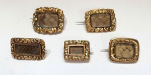 Lot 352 - 5 x Victorian Mourning Brooches all with plaited hair some 9ct gold - Lot 352 - 5 x Victorian Mourning Brooches all with plaited hair some 9ct gold -