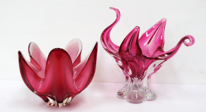 Lot 365 - 2 pces vintage Cranberry Art glass inc Japanese Iwatsu Handkerchief bo Lot 365 - 2 pces vintage Cranberry Art glass inc Japanese Iwatsu Handkerchief bo