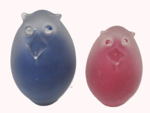 Lot 370 - 2 x Crystal Stubbs Australian Frosted Art Glass Owls in Blue & Red Lot 370 - 2 x Crystal Stubbs Australian Frosted Art Glass Owls in Blue & Red