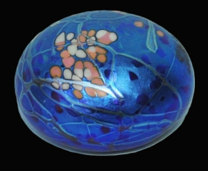 Lot 389 - Colin Heaney signed Australian Studio Glass iridescent Paperweight - Lot 389 - Colin Heaney signed Australian Studio Glass iridescent Paperweight -