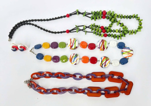 Lot 26 - Grp costume jewellery - necklaces, purple, mauve plastic, bright colour Lot 26 - Grp costume jewellery - necklaces, purple, mauve plastic, bright colour