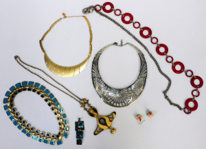 Lot 30 - Grp chunky retro jewellery - necklaces, collards, pendant, etc