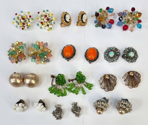 Lot 32 - 12 x pr 1950s + earrings - floral sprays, metal, diamante etc