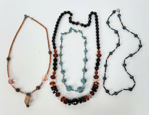 Lot 33 - 4 x Glass bead necklaces - Venetian pale blue floral, pink iridescent w