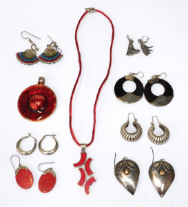 Lot 116 - Grp silver jewellery - approx 7 x pr earrings, red enamel pendant & Lot 116 - Grp silver jewellery - approx 7 x pr earrings, red enamel pendant &