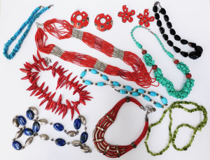 Lot 117 - Grp costume jewellery - red & silver metal collar, earrings, black