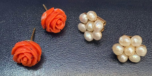 Lot 122 - 2 x pr 18ct gold Earrings - rose shape coral, backs missing & flor