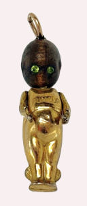 Lot 125 - c1914 Fumsup-Touch wood 9ct Lucky Charm - 9ct body, wood head with gr