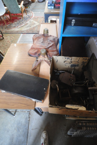 Mixed group Lot incl Vintage Gramophone Parts, 2 x Leather Cases, Leather Seat e Mixed group Lot incl Vintage Gramophone Parts, 2 x Leather Cases, Leather Seat e