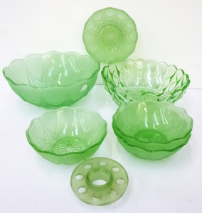 Group lot - Vintage Green Depression Glass inc, frosted serving & 4 matchin