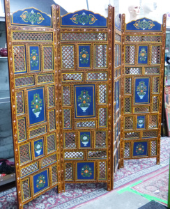 Vintage Eastern 4 x fold Screen - Pierced & Hand-painted Panels in Floral de Vintage Eastern 4 x fold Screen - Pierced & Hand-painted Panels in Floral de