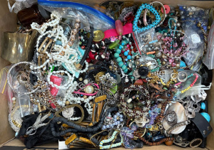 Lot 26 - Box lge qty costume jewellery, beads, necklaces etc