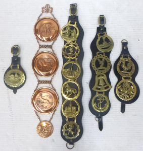 Lot 120 - 5 pieces inc copper wall hanging featuring animals & 4 mounted hor