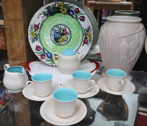 Lot 338 - Group lot vintage ceramics inc Clarice Cliff Aqua & Cream part tea