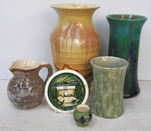 Lot 347 - Group - Vintage Australian Pottery - Large Remued Ribbed Vase, unmarke Lot 347 - Group - Vintage Australian Pottery - Large Remued Ribbed Vase, unmarke