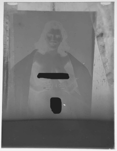 Lot 365 - 6 x Vintage erotic small glass plate negatives in Kodak box