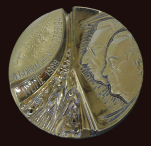Lot 367 - 1989 Bronze Italy USSR Summit Cossiga Gorbachev Table medal 6cm D