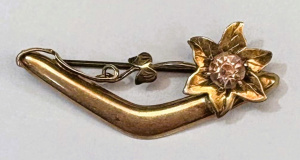 Lot 371 - Vintage 9ct rose gold boomerang shaped brooch with flower set with pin