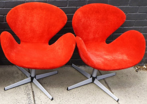 Lot 205 - Pair of modern reproductions of Arne Jacobsens Swan Chairs - Red velou