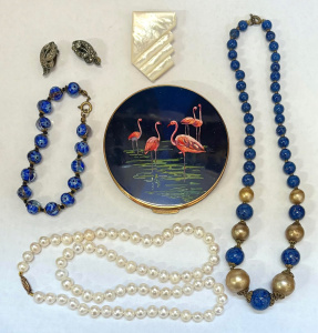 Lot 335 - Grp - vintage Stratton Flamingos compact, cultured pearl necklace, 193