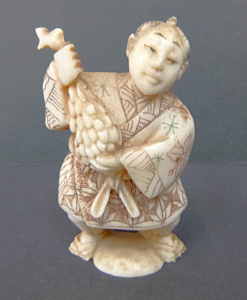 Lot 351 - Vintage c1900 Carved Ivory Netsuke featuring a Man holding Grapes - ch Lot 351 - Vintage c1900 Carved Ivory Netsuke featuring a Man holding Grapes - ch