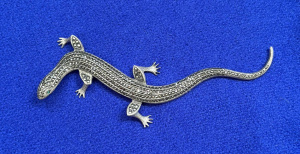 Lot 352 - Long vintage silver Marcasite lizard brooch with green stone eyes - ap