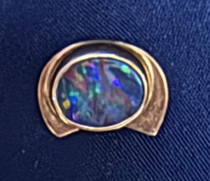 Lot 357 - 9ct gold and black opal tie pin - approx 0 7 grms