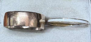 Lot 358 - 2 x rings - fine 750 y gold Band with white guilloche, approx 1 8 grms
