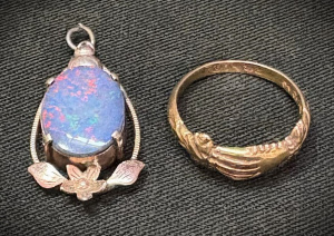 Lot 360 - 2 x pcs vintage jewellery - 14K ygold ring featuring hand & 9ct l