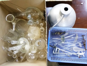 Lot 22 - 2 x Boxes Laboratory Glass & Accessories - incl heaps of Beakers, T