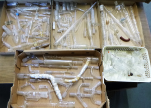 Lot 45 - 5 x Flat Boxes Laboratory Glass - incl Fractionation Flasks, Reduction Lot 45 - 5 x Flat Boxes Laboratory Glass - incl Fractionation Flasks, Reduction