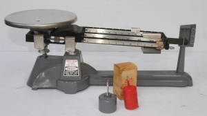 Lot 131 - Ohaus Triple Beam Balance Scale w 2 x 500g Weights - Made in USA Lot 131 - Ohaus Triple Beam Balance Scale w 2 x 500g Weights - Made in USA