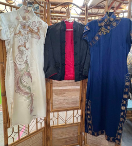 Lot 211 - 3 x Vintage oriental silk garments - blackred reversal jacket, 2 x Che Lot 211 - 3 x Vintage oriental silk garments - blackred reversal jacket, 2 x Che