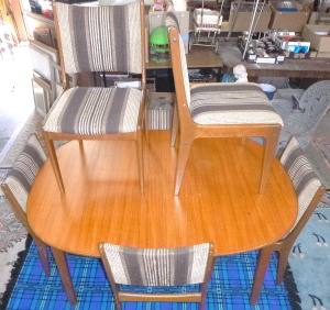 Lot 352 - Mid Century Modern 7 Piece Teak Dining Suite - Extension Table w round