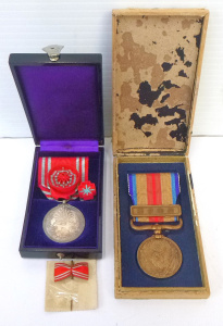 Lot 354 - 2 x Japanese military medals inc China Incident & Red Cross