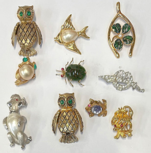 Lot 357 - 10 x Brooches - mainly animals, beetle, owls, poodle, frogs, 2 x Trifa