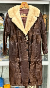 Lot 14 - 1940s Ladies Rodny's Fur Salon Fur coat - brown kid and cream Mink coll