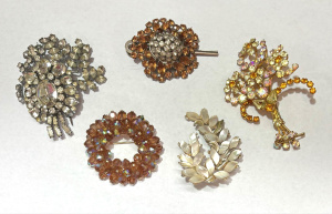 Lot 42 - Grp vintage Costume jewellery - 4 Brooches and hair clip, Diamante, cry