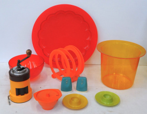 Lot 101 - Group lot Retro Kitchenalia Plastics inc Coffee Grinder, Dcor Ice Buck