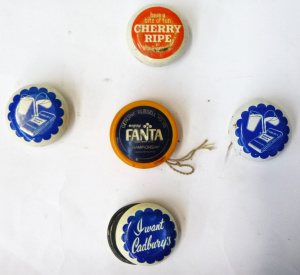 Lot 161 - Group Lot Vintage Tin & Plastic Yo-Yos - incl 4 x Tin Cadbury Yo-Y