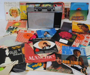 Lot 188 - Vintage Discotron Portable 45rpm Single Record Player made in Birmingh