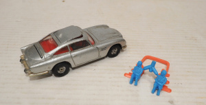 Lot 244 - Group lot - Vintage James Bond 007 items - Corgi Aston Martin DB5 + 2