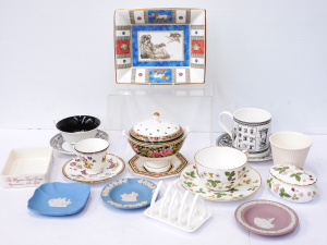 Lot 250 - Large group Wedgwood Ceramics inc Lion & Stone oblong Trinket tray